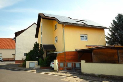 Kapitalanlage: 3-Z-Wohnung mit Einbauküche, bestem Fernblick, Balkon und PKW-Stellplatz am Haus