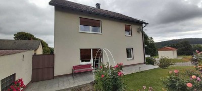 Großes Wohnhaus mit weitläufigem Garten und Garage