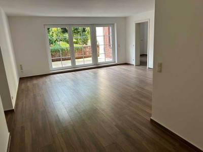 Helle, frisch renovierte 2-Zimmer-Souterrain-Wohnung mit Fußbodenheizung und eigener Terrasse
