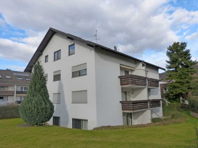 Moderne Dachgeschosswohnung im Maisonettestil mit offener Küche und Loggia