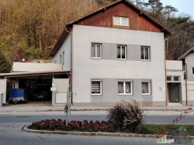 Zweifamilienhaus mit 2 getrennt begehbaren Wohnbereichen (8 Räume) wartet auf Sie – sofort beziehbar!