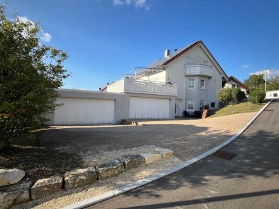Provisionsfrei – Großzügiges Einfamilienhaus mit ELW, 2 Doppelgaragen und traumhafter Aussicht