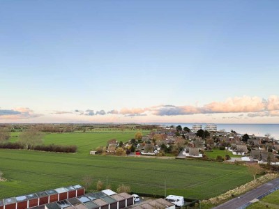 Helle 2-Zimmer-Wohnung mit Balkon und Panoramablick zur Eigennutzung oder als Anlage.