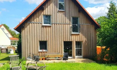 Holzhaus mit Traumgarten