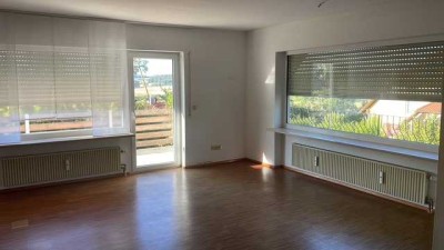 Schöne und gepflegte 5-Raum-Dachgeschosswohnung mit geh. Innenausstattung mit Balkon und EBK