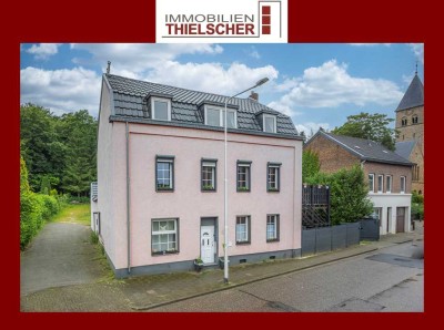 Schönes Platzwunder - Einfamilienhaus mit Innenhof, Dachterrasse und großem Garten am Waldrand