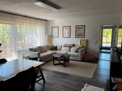 Neuwertige Wohnung mit fünf Zimmern sowie Balkon und EBK in Butzbach