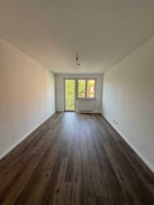 NEU *Paul & Partner* ! RENOVIERT MIT NEUER EINBAUKÜCHE & BALKON !