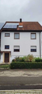 Haus mit 2 Wohnungen in Bleichstetten mit Balkon, Garten & Garage ab 1.1. zu vermieten