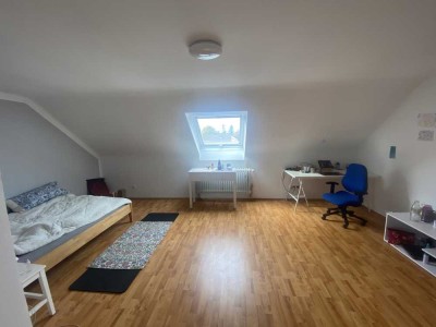 Neuwertige Wohnung mit eineinhalb Zimmern sowie Balkon und Einbauküche in Gräfelfing