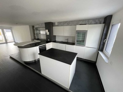 4 Zimmer Wohnung mit Südbalkon, Tiefgaragenstellplatz und Einbauküche