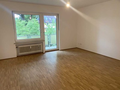 Feldmoching: Sonnige 2-Zimmer-Wohnung mit großem Südbalkon, Ortskern Feldmoching, Karlsfelder Str.