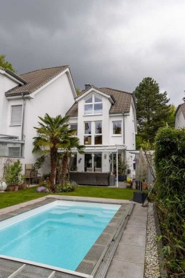 U72-Anbindung Haus mit Pool auf Privatstraße in direkter Wald- und Parklage