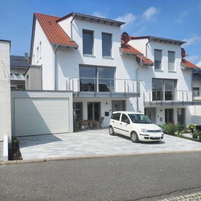 Neuwertige, moderne DHH in schöner Lage.....