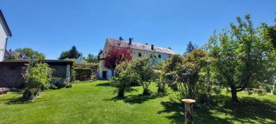 Lichtdurchflutete Doppelhaushälfte mit großem, bebaubarem Grundstück und Ausbaupotenzial