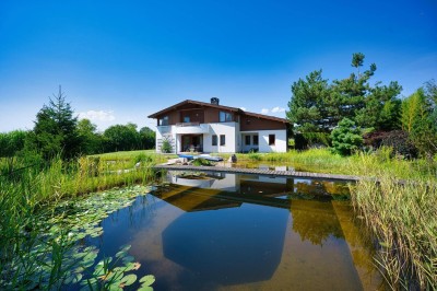 Exklusivität und Privatsphäre pur auf 2.610 m2 Grundfläche! Von der Terrasse in den Schwimmteich.