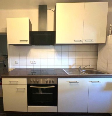 * RENOVIERT * 2,5 ZW ohne Balkon * für 1-2 PERSONEN * nähe Volkspark * EBK VB 1500 EUR * ab 01.10. *