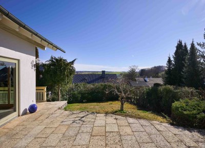 Sanierungsbedürftiges Zweifamilienhaus mit Potenzial: Ihr Traumhaus mit Weitblick