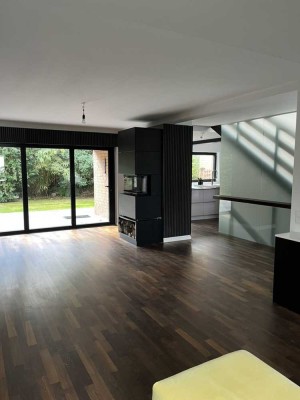 Attraktive und vollst. renovierte 5-Raum-Doppelhaushälfte mit geh. Innenausstattung