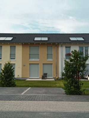 Zweistöckiges 5-Zimmer-Reihenhaus mit Garten und 2 Pkw-Stellplätzen in der Stadt Biesenthal