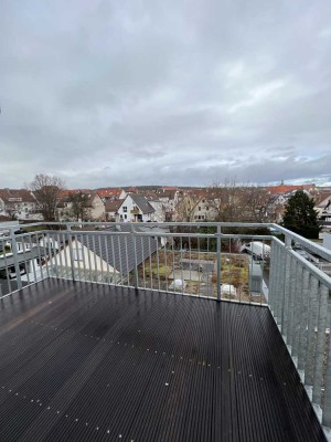 ++ Zweitbezug nach Sanierung ++ 5-Zimmer-DG-Wohnung im Feuerbacher Zentrum ++ WG & Büro geeignet ++