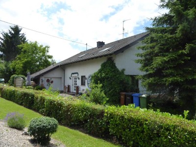 Geräumiges Einfamilienhaus mit ELW in ländlicher Idylle!