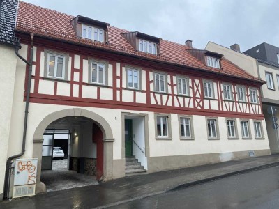 Charmante 2-Zimmer-Dachgeschosswohnung im historischen Gebäude