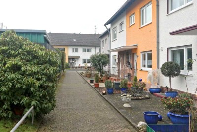 Einfamilien-Reihenhaus mit Terrasse, Garten, überdachtem Balkon, Hobbyraum mit Bar, Garage