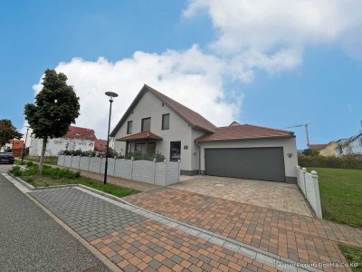 Modernes Premium-Einfamilienhaus mit Pool, großer Doppelgarage und hochwertiger Ausstattung