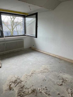 Erstbezug nach Sanierung mit EBK: Schöne 3-Raum-Dachgeschosswohnung mit geh. Innenausstattung