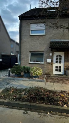 Familienfreundliche Doppelhaushälfte mit Kamin, Garten & Klimaanlage