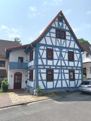 PLATZWUNDER: Charmantes Haus in naturnaher Lage von Friedrichsdorf