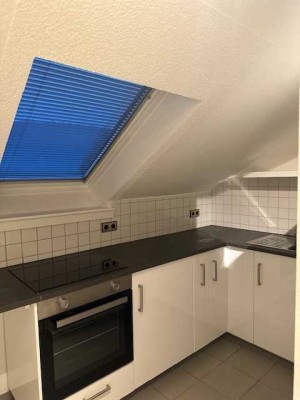 Erstbezug nach Sanierung mit EBK: Stilvolle 1-Raum-Dachgeschosswohnung mit geh. Innenausstattung