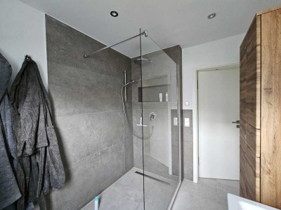 Topmoderne 3-Raum-Wohnung mit Einbauküche, Bad und Balkon