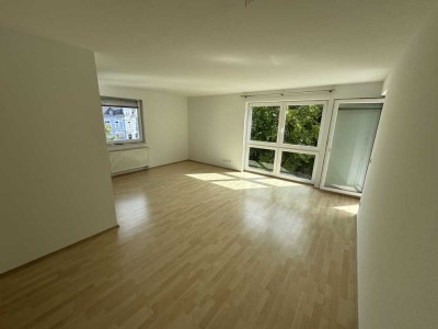 Sonnige, moderne 3 Zimmer Wohnung in zentraler Lage mit Balkon, EBK, TG-Stellplatz und Aufzug