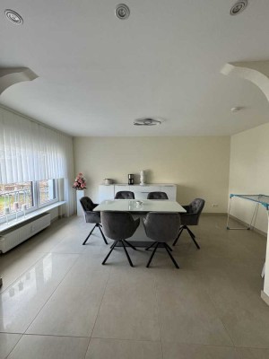 KELKHEIM-TAUNUS: Kernsanierte Wohnung mit Balkon und Einbauküche!