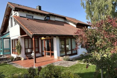 Einfamilienhaus mit vielen Besonderheiten und schön gestaltetem Garten!