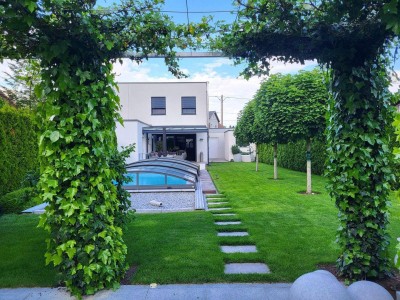 Neuwertige Doppelhaushälfte mit Gartenparadies, Pool, Sauna, usw.