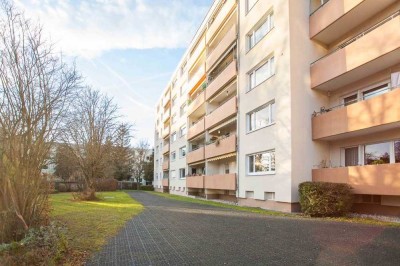 Schmuckstück verteilt auf vier Zimmer mit Balkon, Einbauküche & TG-Stellplatz!