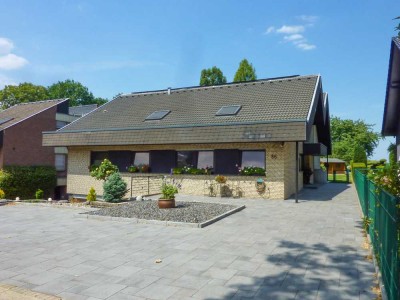 Viel Platz für Ihre Familie - Einfamilienhaus mit Innenpool und Einliegerwohnung