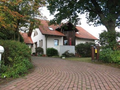 * + *    Einfamilienhaus mit EL-Whg. in top Lage am östl. Stadtrand Holzmindens * + *