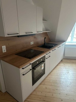 2-Zimmer-DG-Wohnung mit neuer Einbauküche und Tageslichtbad im HH Erstbezug nach Kernsanierung