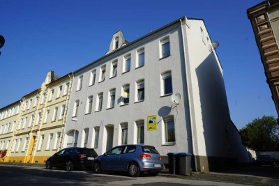 Mehrfamilienhaus mit einer 95 m² freien, renovierungsbedürftigen Wohnung