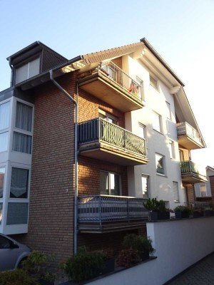 Frisch renovierte helle neuwertige  2-Zimmer-Wohnung mit Balkon und EBK  in einem ruhigen MFH