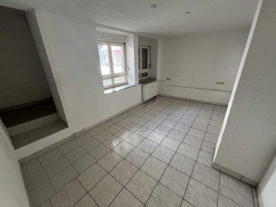 RENOVIERTE UND GERÄUMIGE 4-ZIMMER-MAISONETTE-WOHNUNG MIT TERRASSE + BALKON