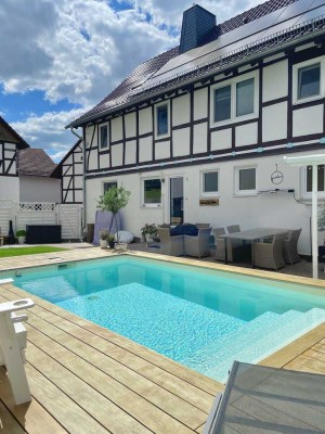 Von Historie zur Moderne: Einfamilienhaus mit Pool in begehrter Lage von Baunatal