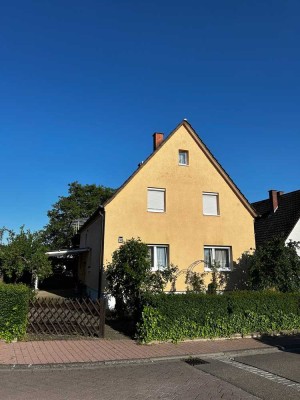 Freistehendes  Einfamilienhaus zum Wohlfühlen in guter Wohnlage,  mit Garten, Terrasse und Garagen.