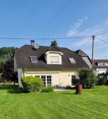 Top gepflegtes Einfamilienhaus mit sonnigem Garten und Doppelcarport