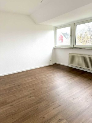 Erstbezug nach Renovierung helle 3 Zimmer Wohnung /  WG geeignet
