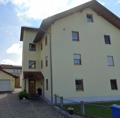 Geschmackvolle, modernisierte 1,5-Raum-DG-Wohnung mit geh. Innenausstattung mit EBK in Hengersberg